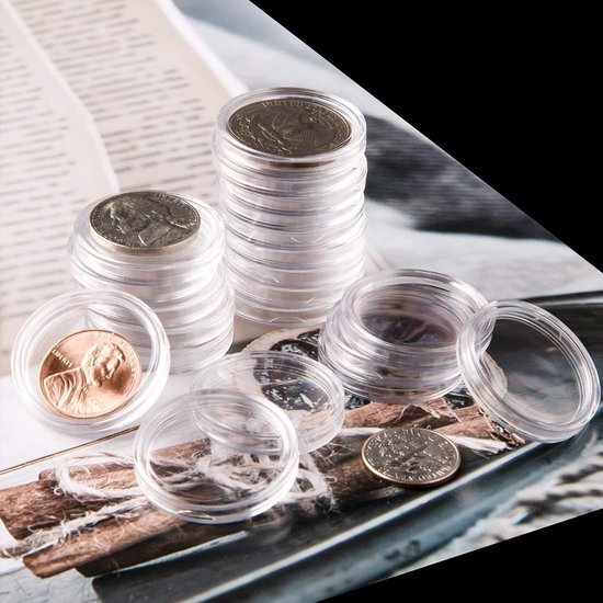 Duidelijke muntcapsules met munten en stapels van munten. Een munt met 'IN GOD WE TRUST' is vooraan zichtbaar.