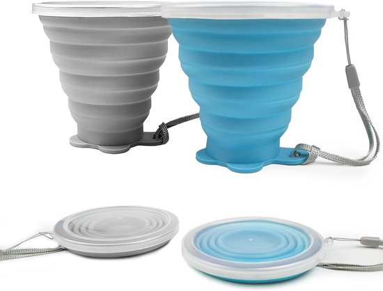 Twee opvouwbare siliconen bekers, één grijs en één blauw, met grijze koordjes en doorzichtige deksels. Plat opgevouwen in de onderste helft.