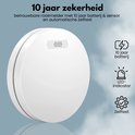 Witte rookmelder met 10 jaar batterij en sensor, LED-indicator en zelftestfunctie voor 10 jaar zekerheid.
