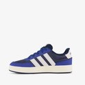Zijaanzicht van een donkerblauwe Adidas sneaker met kobaltblauwe en witte accenten.