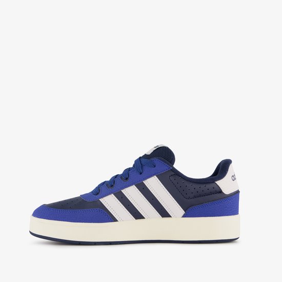 Zijaanzicht van een donkerblauwe Adidas sneaker met kobaltblauwe en witte accenten.