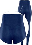 Close-up van navy legging met hoge taille en hartvormige naden op de billen.