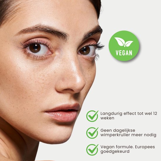Close-up van een vrouwelijk gezicht met een "Vegan" logo. Tekst toont langdurig effect, geen wimperkruller nodig en vegan formule.
