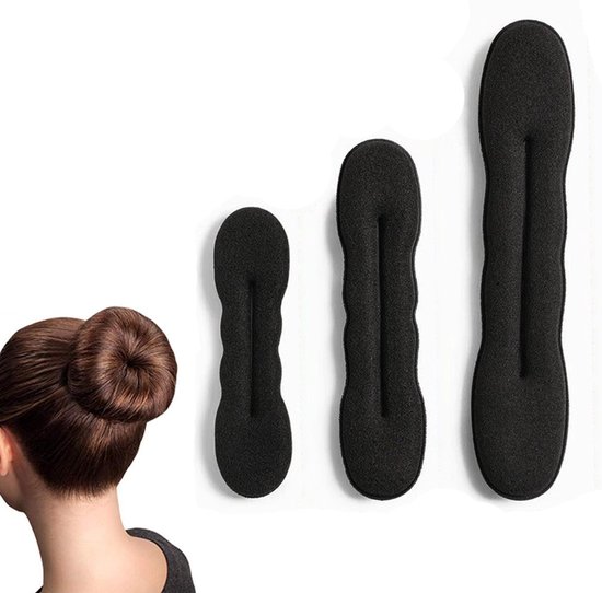 Bruin haar, opgestoken in een nette knot naast drie zwarte haarstyler accessoires in verschillende maten.