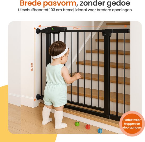 Een baby staat voor een zwart metalen traphekje geplaatst op een trap, met afmetingen aangegeven.