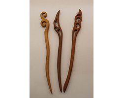 3 Houten haarstokjes beige siermotieven - houten haarstok sier - beige haarstok - haabruin haarstok - beige haarpin - bruine haarpin - haaraccessoires om haar op te steken - haarsieraden - haar opsteken sierlijke haarproducten - haarpinnen hout
