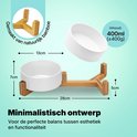Gros plan d'une gamelle en céramique blanche sur un support en bois. Les dimensions sont indiquées : 13cm, 7cm, 28cm, 5cm. Fabriquée en bambou naturel.