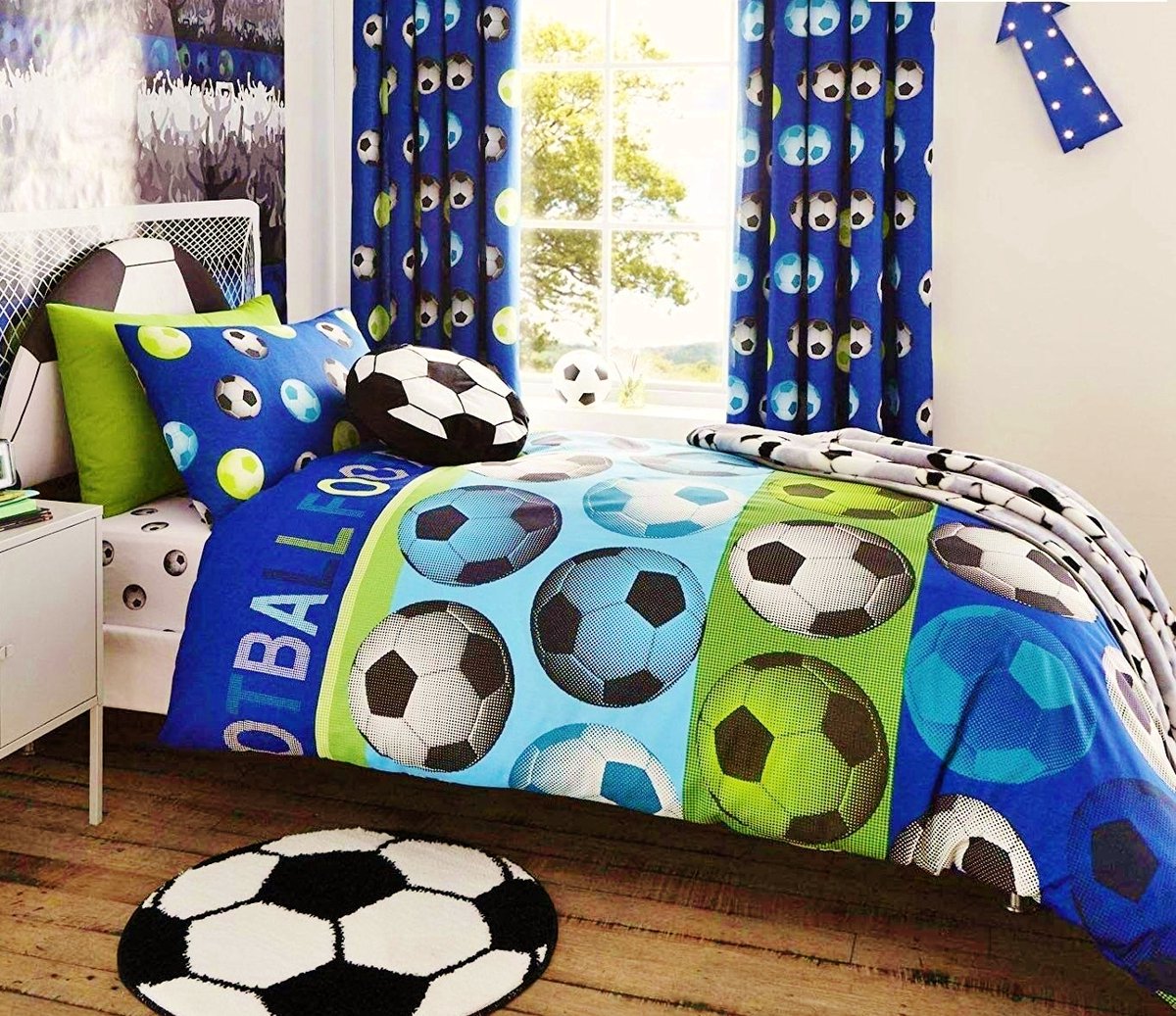 1-persoons jongens / kinder dekbedovertrek (dekbed hoes) blauw met fel groene streep (limegroen) en grote voetballen “football” CL eenpersoons 140 x 200 cm