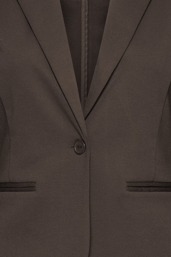 Close-up van de sluiting van een bruine ICHI blazer.