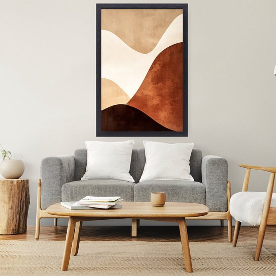 Abstract schilderij met golvende vormen in bruin- en beige tinten hangend boven een grijze bank.