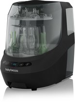 Zwarte Baby Brezza Bottle Washer Pro met transparante kap, waarin babyflessen staan.