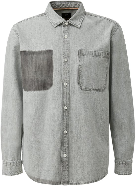 Grijs denim overhemd met een contrasterende donkergrijze borstzak en knoopsluiting.