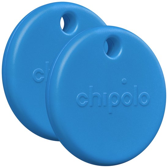 Twee ronde, blauwe Chipolo POP trackers met een gat voor een sleutelring.