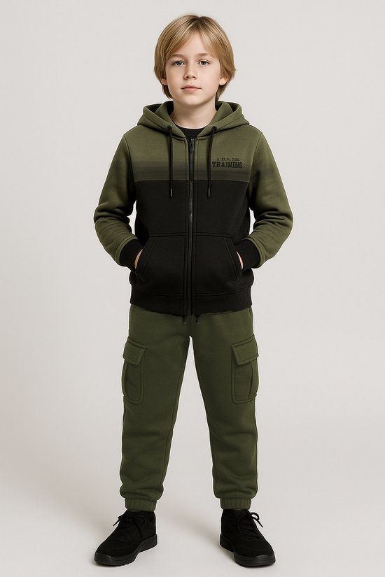 Joggingpak Kind – Vest met Capuchon + Broek – Trainingspak – Maat 110/116 – Jongens – Kleur kaki/zwart – Fleece - Hele Jaar Draagbaar - Topkwaliteit