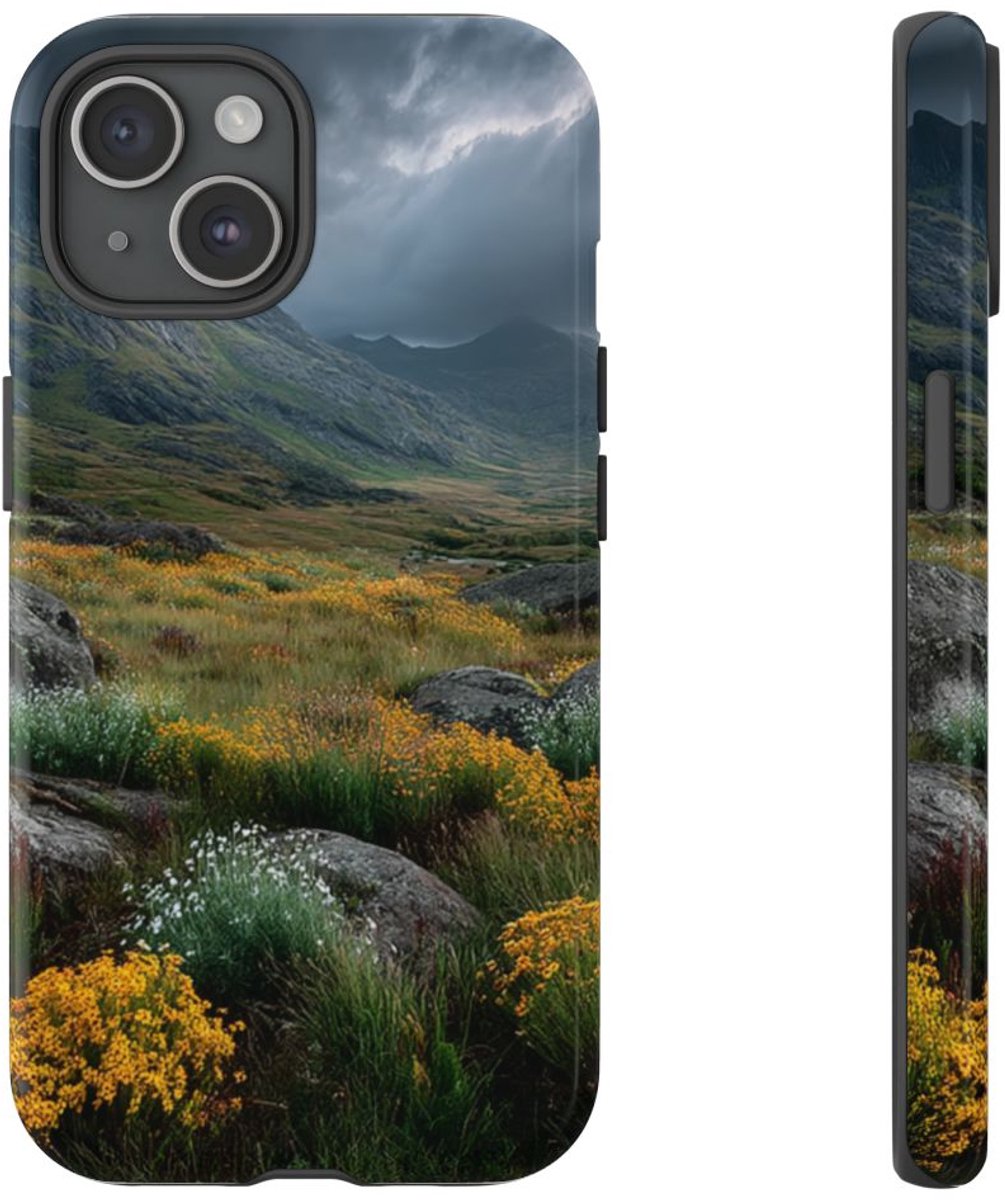Berglandschap met Wilde Bloemen – Telefoonhoesje Geschikt voor iPhone 15