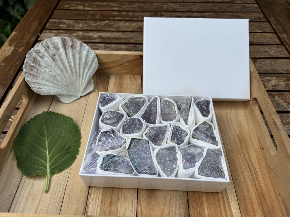Gift box met edelstenen van aura purple kwarts