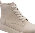 Close-up van een lichtbruine Tamaris nubuck laars met veters.
