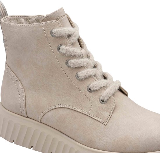 Close-up van een lichtbruine Tamaris nubuck laars met veters.