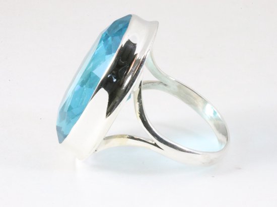 Grande bague ovale en argent avec une gemme bleu aquamarine facettée.