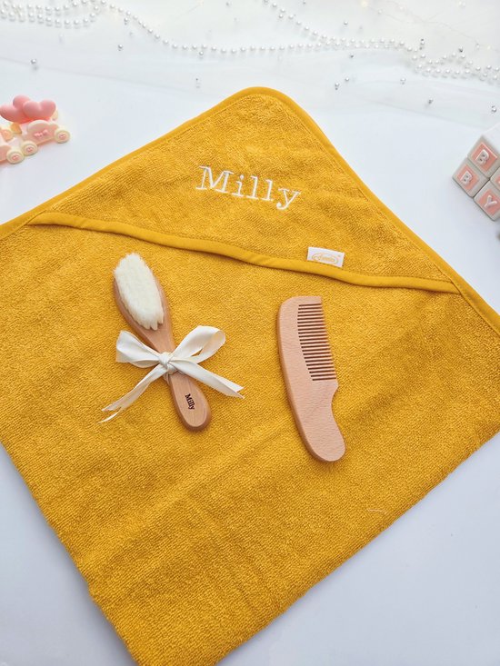 Badcape Gele oker 1 stuk - Badcape met naam - Hawsaz.nl Kraamcadeaus - Geboortecadeau - Bad en douche - Borduren met naam - Gepersonaliseerd - Babycadeau met naam - Badcape van Hawsaz — afbeelding 2