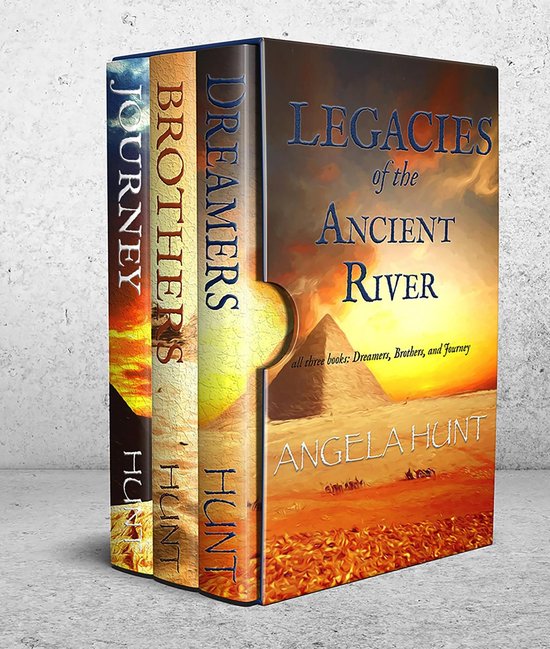 Boekenset 'Legacies of the Ancient River' met 'Dreamers', 'Brothers' en 'Journey' door Angela Hunt. Cover toont piramides bij zonsondergang.