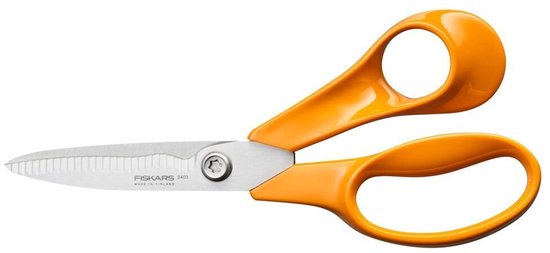 Fiskars keukenschaar van 18 cm, met oranje ergonomische handgrepen en roestvrijstalen lemmet.