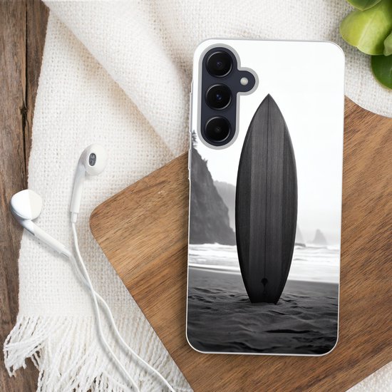 Telefoonhoesje Geschikt voor Samsung Galaxy A55 hoesje - Surfplank - Zand - Zee - Siliconen Telefoonhoesje Telefoonhoesje