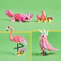 Een LEGO flamingo, papegaai en axolotl, allemaal in roze tinten, met planten.