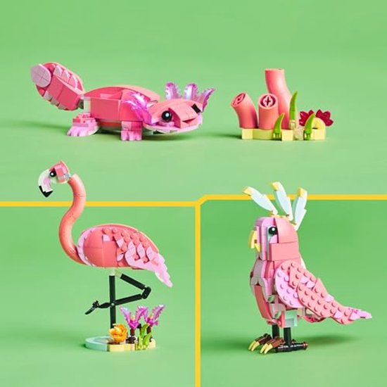 Een LEGO flamingo, papegaai en axolotl, allemaal in roze tinten, met planten.