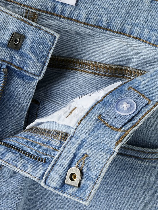 Fermeture d'un jean bleu clair avec boutons et ceinture réglable.
