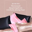 Stapel kussenslopen in zwart, roze en rosé satijn. Tekst: 'Vermindert slaaprimpels en voorkomt pluizig haar'.