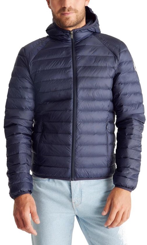 Man met donkerblauwe JOTT jas met capuchon en lichtblauwe jeans, voorzijde.