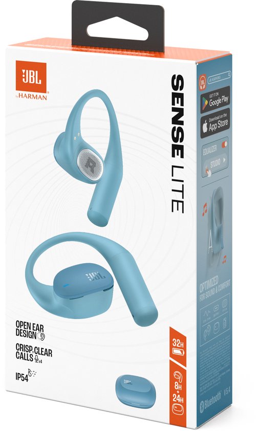 Lichtblauwe JBL Sense Lite oordopjes met oorhaken, één oortje ligt in het laadstation.