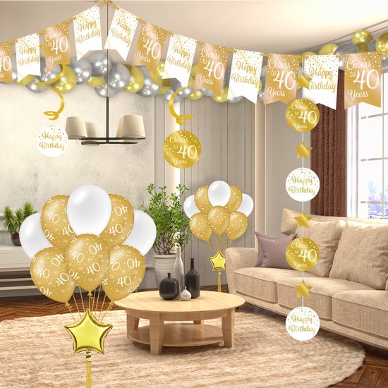 Feestelijke woonkamerdecoratie voor een 40e verjaardag met ballonnen, slingers, en hangdecoraties in goud en wit.