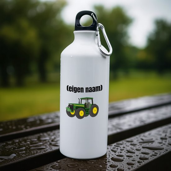 Bouteille d'eau blanche avec tracteur vert et "(nom du propriétaire)" sur une table en bois mouillée.