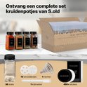 Une boîte ouverte de bocaux à épices et d'accessoires. À côté d'un bocal à épices, d'un entonnoir et d'autocollants.
