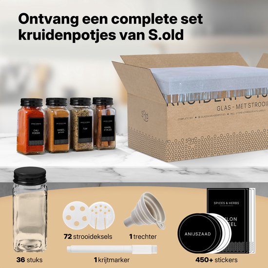 Une boîte ouverte de bocaux à épices et d'accessoires. À côté d'un bocal à épices, d'un entonnoir et d'autocollants.