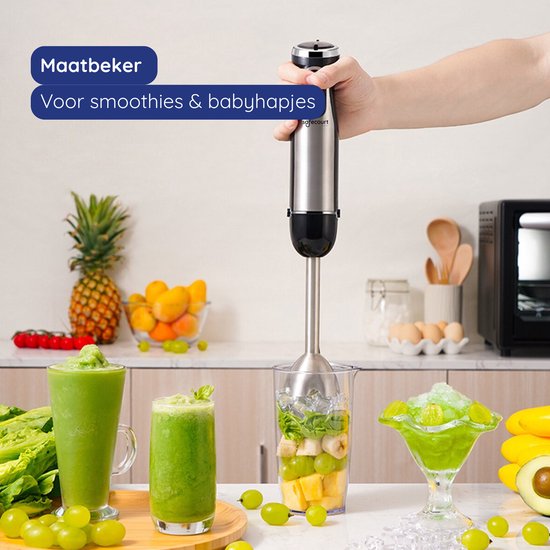 Staafmixer in een keuken met fruit, smoothies en ingrediënten. Maatbeker inbegrepen.