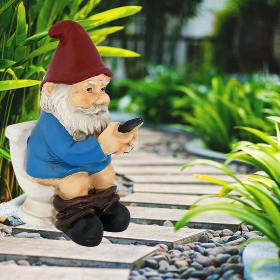 BRUBAKER Tuinkabouter op het Toilet - Kabouter op Closet met Bril en Krant - Grappig Tuinbeeldje - Weerbestendige Decoratie voor Tuin en Camping - Tuindecoratie voor Buiten - 20 cm hoog