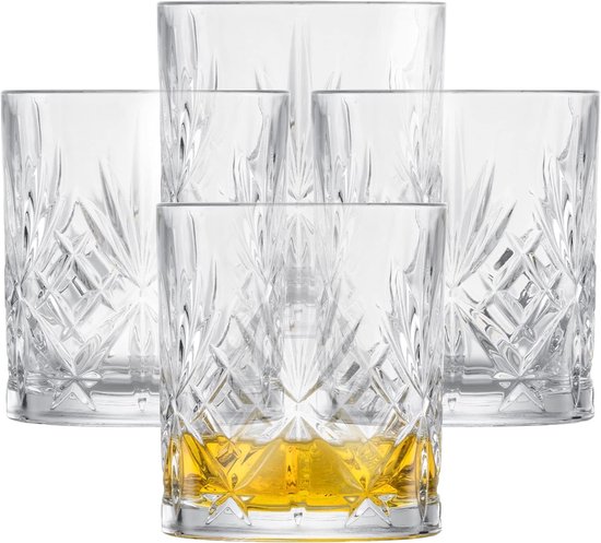 Quatre verres à whisky en cristal clair avec motif diamant et un avec une boisson ambrée.