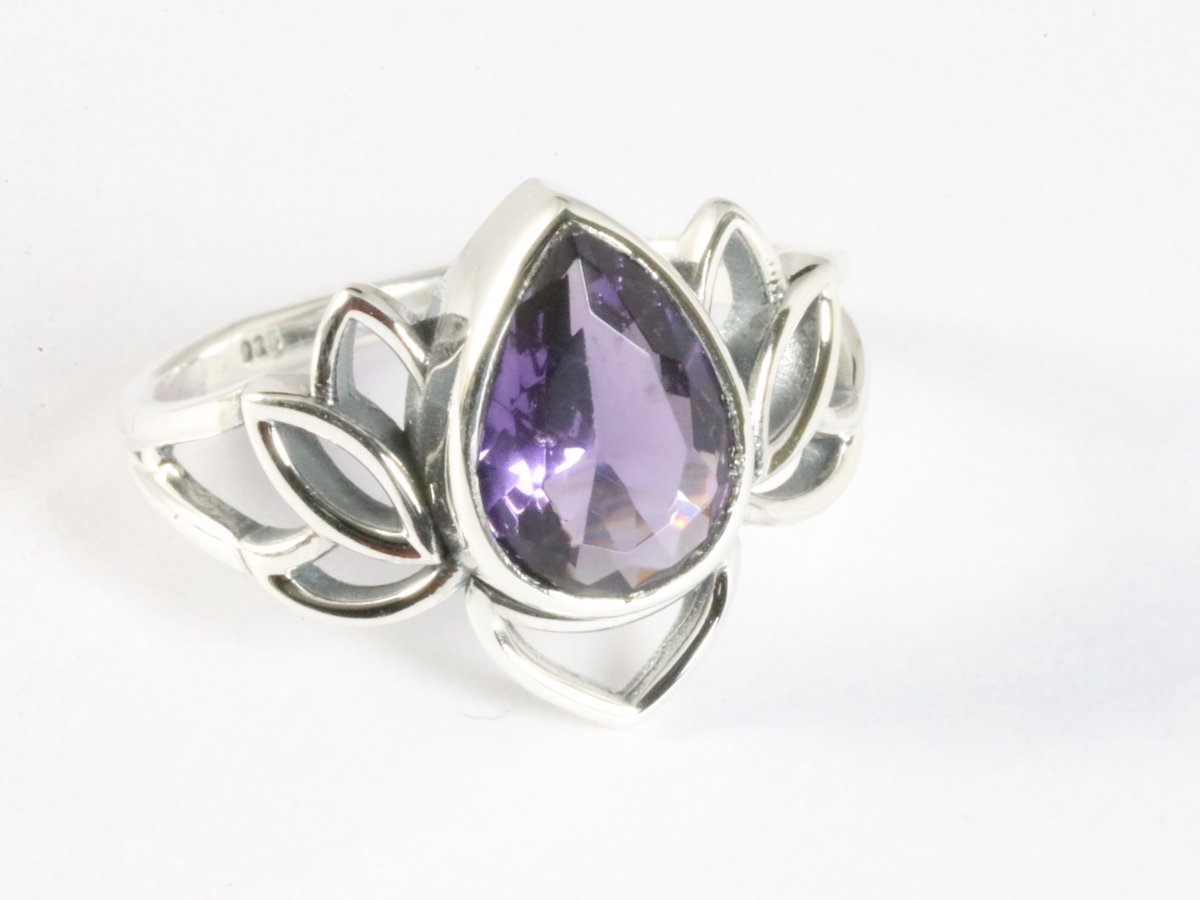 Opengewerkte zilveren lotus bloem ring met amethist - maat 16.5