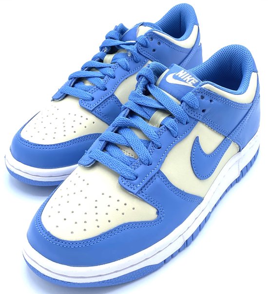 Paar Nike Dunk Low sneakers in crème en lichtblauw leer, met blauwe veters.