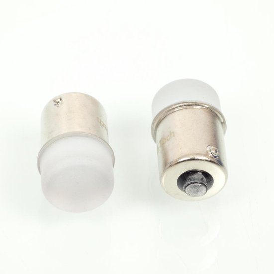 Twee M-Tech BA15s LED lampen met zilverkleurige fitting en matglazen kap.