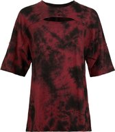 Rood en zwart tie-dye T-shirt met korte mouwen, cutout op de borst en externe naden.