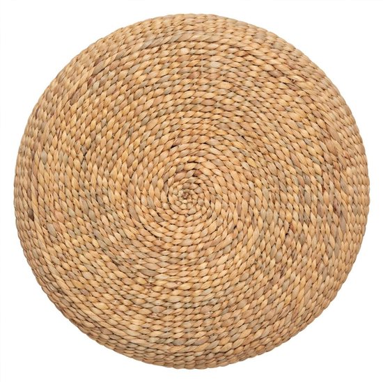 Ronde, gevlochten poef van natuurlijk materiaal met spiraalpatroon.