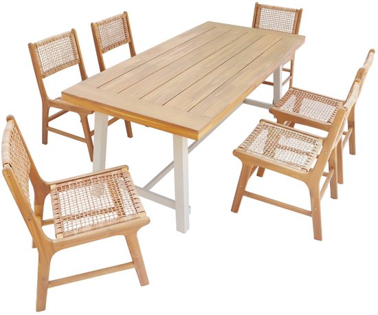Een houten tuintafel met zes stoelen met gevlochten zitvlakken en rugleuningen.