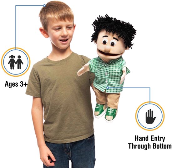Jongen (3+) met olijfgroene T-shirt en spijkerbroek houdt handpop vast. Pop heeft zwarte haren, groene blouse, beige broek. Handen door onderkant.