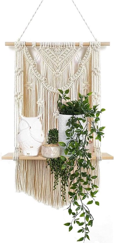 Macramé wandrek met houten plank, versierd met planten en een uilornament.