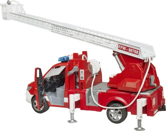 Rode brandweerwagen met open deur, witte ladder, sirene en uitgeschoven steunpoten.