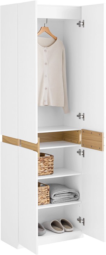 Witte hoge kast met open deuren, met een trui, manden, gevouwen handdoeken en schoenen.